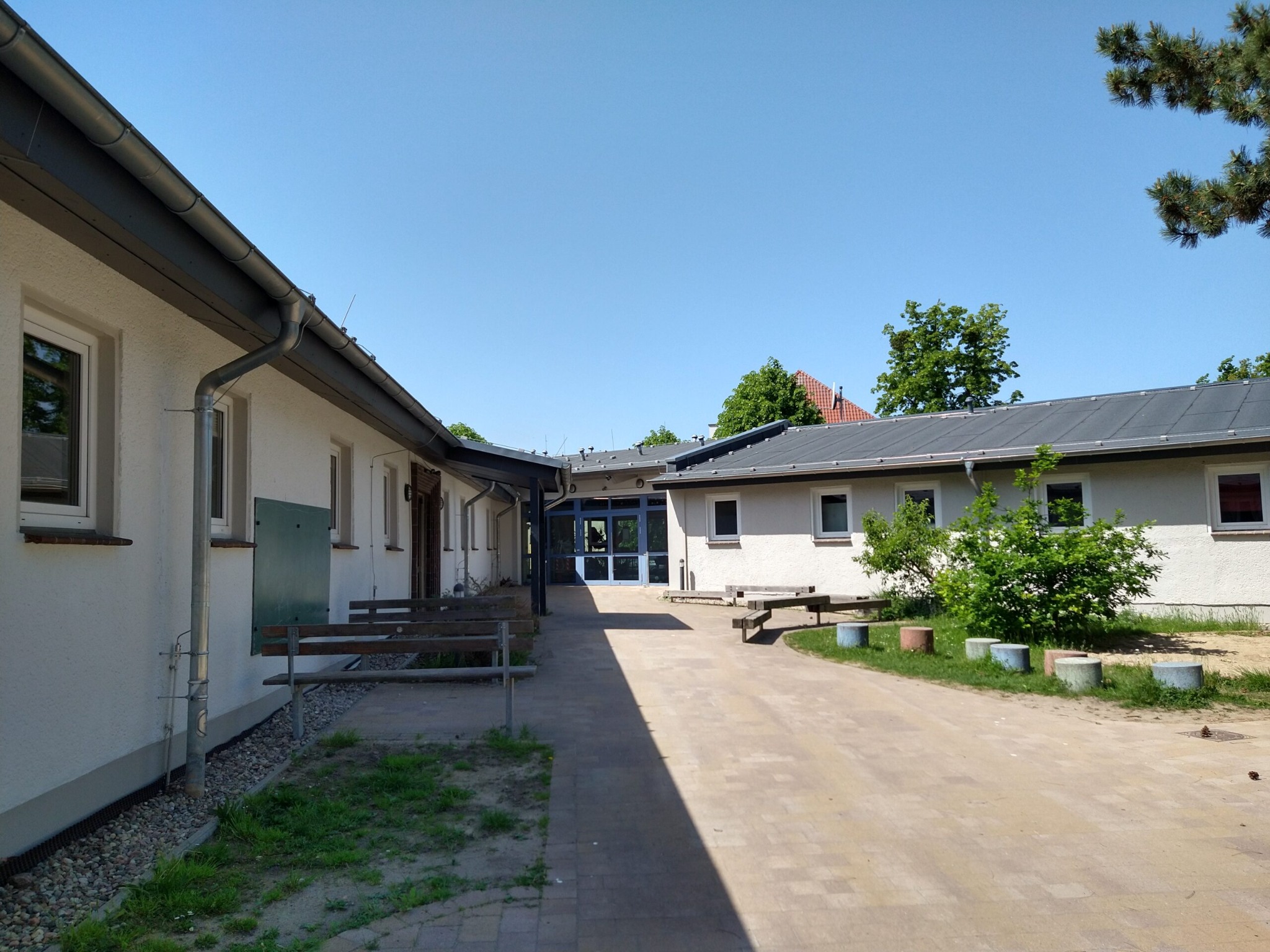 Eingangsbereich und Innenhof der Schule am Wedenhof