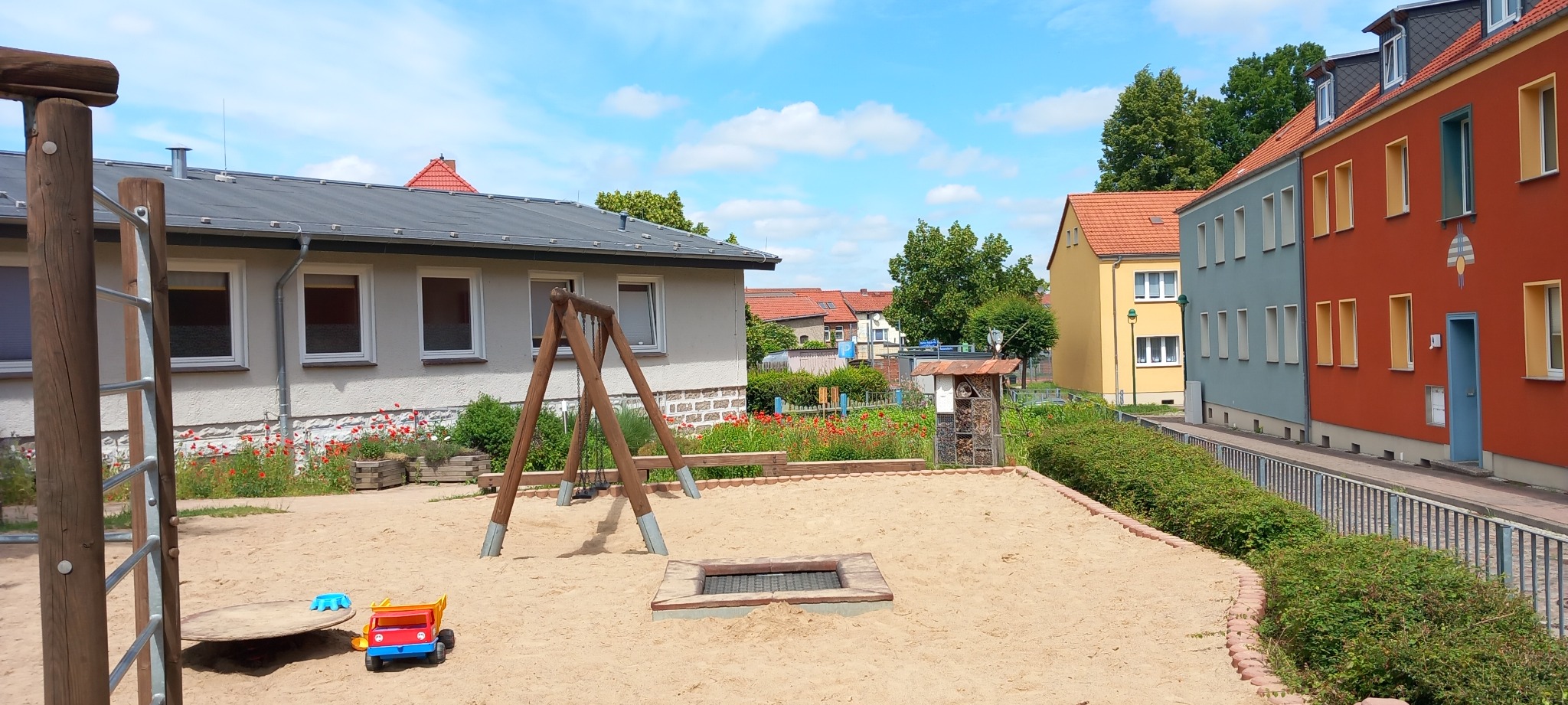 Sandspielbereich mit Schaukel auf dem Schulhof
