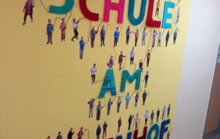 Bunte Wandgestaltung mit dem Schriftzug „Schule am Wedenhof“